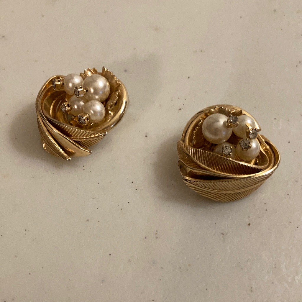 Alice Caviness Vtg “Birds Nest” Clip On Goldtone Earrings W/Simulated Pearls/Gem